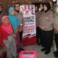 Senyum kebersamaan: Polwan Polres Sumenep saat menggelar bakti sosial dan berbagi dengan warga kurang mampu