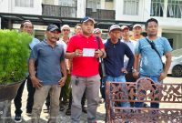 Puluhan nelayan Pantura Madura bersama LPK Trankonmasi Jatim saat melaporkan dugaan korupsi Rp21 miliar dana rumpon ke Kejati Jawa Timur, Selasa (26/08/2025).