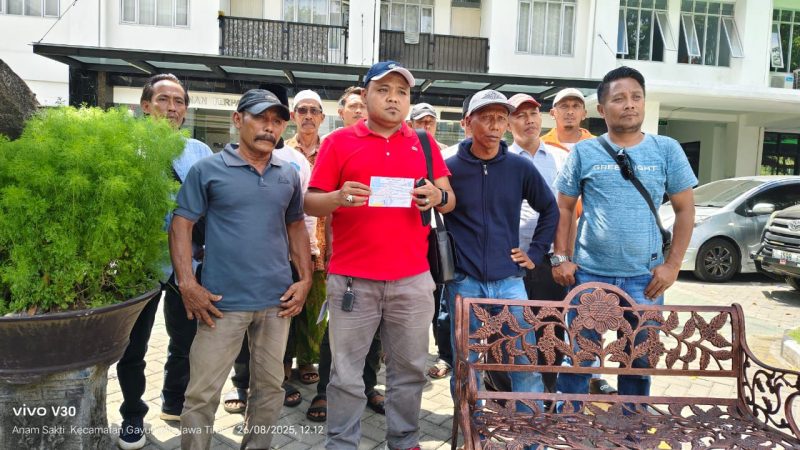 Puluhan nelayan Pantura Madura bersama LPK Trankonmasi Jatim saat melaporkan dugaan korupsi Rp21 miliar dana rumpon ke Kejati Jawa Timur, Selasa (26/08/2025).