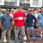 Puluhan nelayan Pantura Madura bersama LPK Trankonmasi Jatim saat melaporkan dugaan korupsi Rp21 miliar dana rumpon ke Kejati Jawa Timur, Selasa (26/08/2025).
