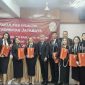 Yessy Praneda (tengah) tersenyum bangga saat menerima surat kelulusan Sarjana Hukum dari Universitas Jayabaya. Momen ini menjadi saksi bahwa semangat belajar tidak pernah mengenal batas usia dan kesibukan.