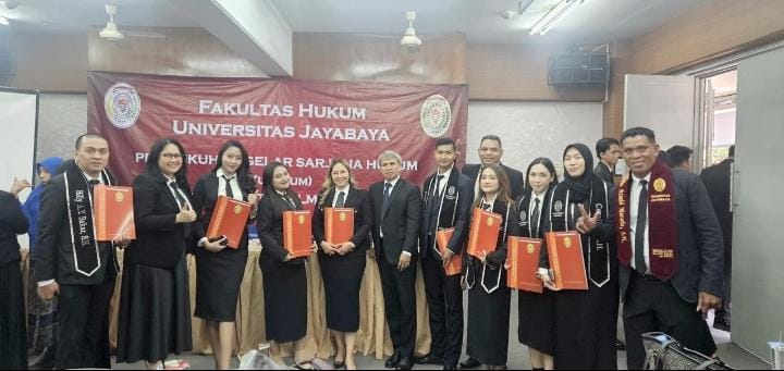 Yessy Praneda (tengah) tersenyum bangga saat menerima surat kelulusan Sarjana Hukum dari Universitas Jayabaya. Momen ini menjadi saksi bahwa semangat belajar tidak pernah mengenal batas usia dan kesibukan.