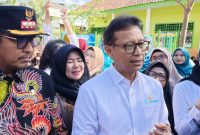 Kebersamaan Menkes Budi Gunadi Sadikin dan Bupati Sumenep saat kunjungan kerja menjadi penanda sinergi pusat dan daerah dalam mewujudkan laboratorium kesehatan di Madura