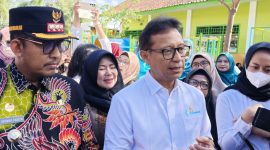 Kebersamaan Menkes Budi Gunadi Sadikin dan Bupati Sumenep saat kunjungan kerja menjadi penanda sinergi pusat dan daerah dalam mewujudkan laboratorium kesehatan di Madura