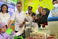Bupati Sumenep Achmad Fauzi Wongsojudo dan Kadinkes P2KB Sumenep mendampingi Menkes RI Budi Gunadi Sadikin saat memantau program Outbreak Response Immunization (ORI) di TK Islam Integral Qurrota A’yun