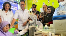 Bupati Sumenep Achmad Fauzi Wongsojudo dan Kadinkes P2KB Sumenep mendampingi Menkes RI Budi Gunadi Sadikin saat memantau program Outbreak Response Immunization (ORI) di TK Islam Integral Qurrota A’yun