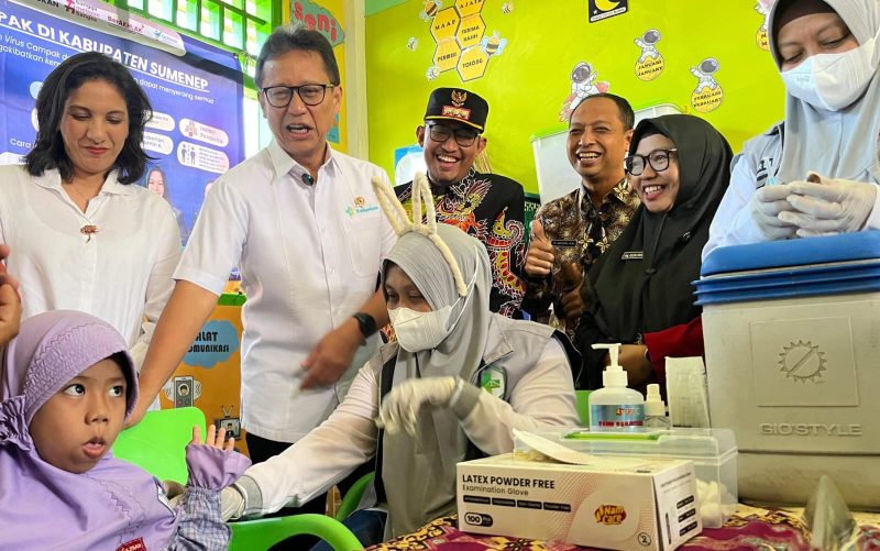 Bupati Sumenep Achmad Fauzi Wongsojudo dan Kadinkes P2KB Sumenep mendampingi Menkes RI Budi Gunadi Sadikin saat memantau program Outbreak Response Immunization (ORI) di TK Islam Integral Qurrota A’yun
