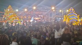 Suasana meriah terlihat saat ribuan masyarakat Madura antusias menyaksikan penampilan 2 group musik tongtong di Madura Culture Festival 2025