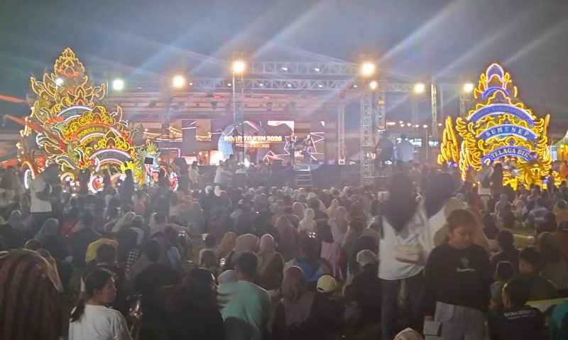 Suasana meriah terlihat saat ribuan masyarakat Madura antusias menyaksikan penampilan 2 group musik tongtong di Madura Culture Festival 2025