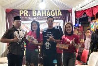 SPG PR Bahagia dengan senyum ramah melayani pengunjung yang memadati stand promosi One Point, Denali, dan Tamer pada pembukaan Madura Culture Festival 2025. Antusiasme pengunjung membuat stand ini menjadi salah satu pusat perhatian