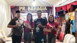 SPG PR Bahagia dengan senyum ramah melayani pengunjung yang memadati stand promosi One Point, Denali, dan Tamer pada pembukaan Madura Culture Festival 2025. Antusiasme pengunjung membuat stand ini menjadi salah satu pusat perhatian
