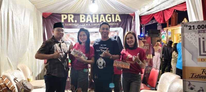 SPG PR Bahagia dengan senyum ramah melayani pengunjung yang memadati stand promosi One Point, Denali, dan Tamer pada pembukaan Madura Culture Festival 2025. Antusiasme pengunjung membuat stand ini menjadi salah satu pusat perhatian