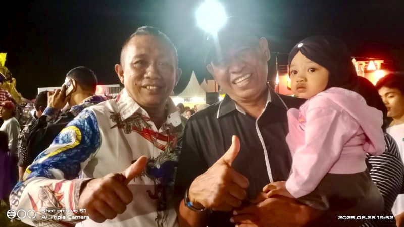 Ketua PKDI Sumenep terlihat hangat bersama Akh Raisul Kawim. Momen ini seolah menjadi sinyal kuat dukungan politik dan moral, menempatkan Kawim di barisan terdepan kandidat Plt Sekda Sumenep