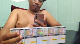 Syaiful Bahri menunjukkan bukti pembelian rokok One Point di stand PR Bahagia, Kamis malam (28/08/2025). Produk lokal Madura ini kian mencuri perhatian berkat harga terjangkau dan kemasan mewah.