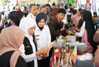 Wali Kota Kediri saat mendampingi Gubernur Jatim meninjau pasar murah di kota Kediri 