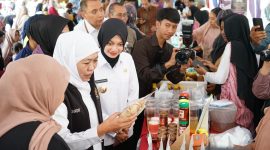 Wali Kota Kediri saat mendampingi Gubernur Jatim meninjau pasar murah di kota Kediri 