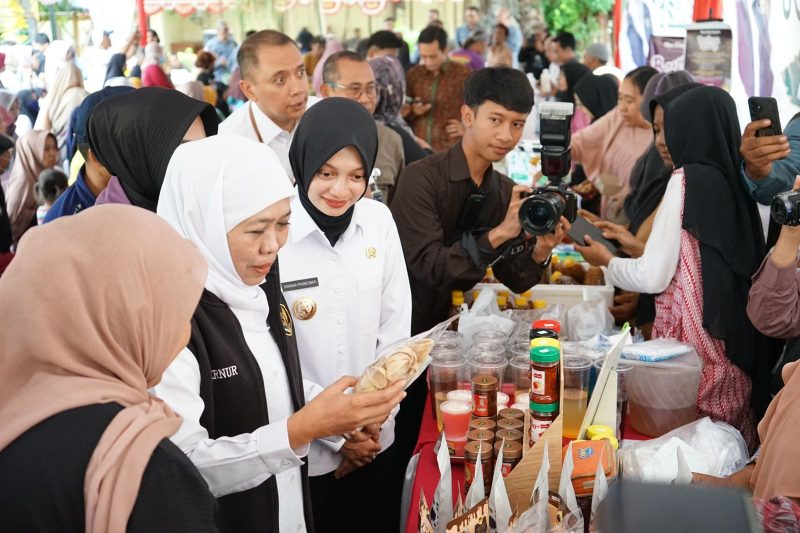Wali Kota Kediri saat mendampingi Gubernur Jatim meninjau pasar murah di kota Kediri 