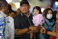 Ketua PKDI Sumenep terlihat menggendong anaknya di sela pembukaan Madura Culture Festival 2025, simbol kasih sayang keluarga sekaligus pesan bahwa budaya harus diwariskan kepada generasi muda.