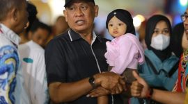 Ketua PKDI Sumenep terlihat menggendong anaknya di sela pembukaan Madura Culture Festival 2025, simbol kasih sayang keluarga sekaligus pesan bahwa budaya harus diwariskan kepada generasi muda.