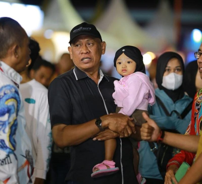 Ketua PKDI Sumenep terlihat menggendong anaknya di sela pembukaan Madura Culture Festival 2025, simbol kasih sayang keluarga sekaligus pesan bahwa budaya harus diwariskan kepada generasi muda.
