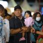 Ketua PKDI Sumenep terlihat menggendong anaknya di sela pembukaan Madura Culture Festival 2025, simbol kasih sayang keluarga sekaligus pesan bahwa budaya harus diwariskan kepada generasi muda.