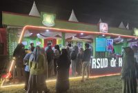 Keterangan Foto:
Petugas RSUD Moh. Anwar Sumenep tengah melayani pengunjung di stand Pameran Pembangunan MCF 2025, menawarkan layanan Mobil JKN, konsultasi dokter, pemeriksaan laboratorium, dan fisioterapi, Jumat (29/08/2025). Stand ini menjadi salah satu titik favorit pengunjung yang ingin merasakan inovasi layanan kesehatan secara langsung.
