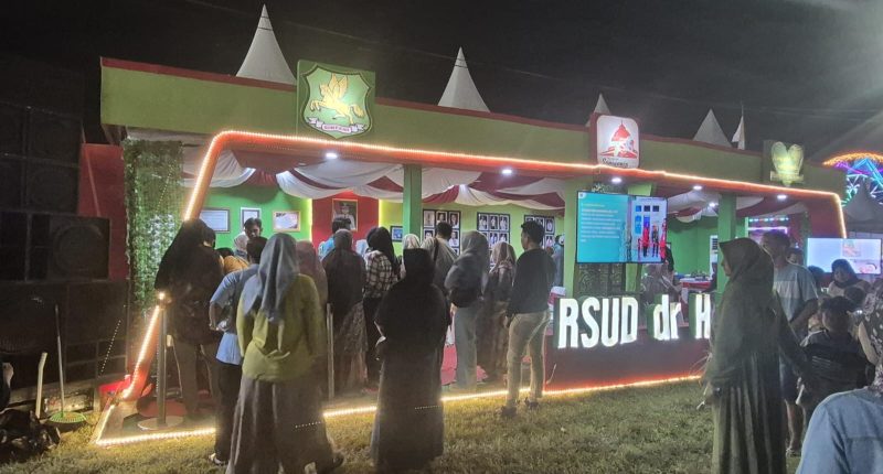 Keterangan Foto:
Petugas RSUD Moh. Anwar Sumenep tengah melayani pengunjung di stand Pameran Pembangunan MCF 2025, menawarkan layanan Mobil JKN, konsultasi dokter, pemeriksaan laboratorium, dan fisioterapi, Jumat (29/08/2025). Stand ini menjadi salah satu titik favorit pengunjung yang ingin merasakan inovasi layanan kesehatan secara langsung.
