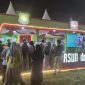 Keterangan Foto:
Petugas RSUD Moh. Anwar Sumenep tengah melayani pengunjung di stand Pameran Pembangunan MCF 2025, menawarkan layanan Mobil JKN, konsultasi dokter, pemeriksaan laboratorium, dan fisioterapi, Jumat (29/08/2025). Stand ini menjadi salah satu titik favorit pengunjung yang ingin merasakan inovasi layanan kesehatan secara langsung.
