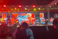 Artis Pamdas menyalakan api semangat ribuan penonton di Stadion A. Yani Sumenep. Madura Culture Festival 2025 pun berubah menjadi lautan energi yang bergetar oleh sorak-sorai dan lantunan musik.
