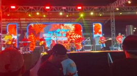 Artis Pamdas menyalakan api semangat ribuan penonton di Stadion A. Yani Sumenep. Madura Culture Festival 2025 pun berubah menjadi lautan energi yang bergetar oleh sorak-sorai dan lantunan musik.
