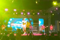 Artis asal Banyuwangi, Dini Kurnia, tampil memukau di panggung utama Madura Culture Festival 2025. Ribuan penonton di Stadion A. Yani Sumenep larut dalam euforia