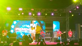 Artis asal Banyuwangi, Dini Kurnia, tampil memukau di panggung utama Madura Culture Festival 2025. Ribuan penonton di Stadion A. Yani Sumenep larut dalam euforia