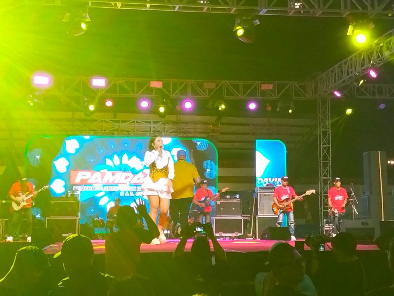 Artis asal Banyuwangi, Dini Kurnia, tampil memukau di panggung utama Madura Culture Festival 2025. Ribuan penonton di Stadion A. Yani Sumenep larut dalam euforia