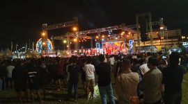 Polisi tampak sigap memantau jalannya konser Pamdas Community di Stadion A. Yani Sumenep, memastikan pesta rakyat MCF 2025 berlangsung aman dan terkendali.
