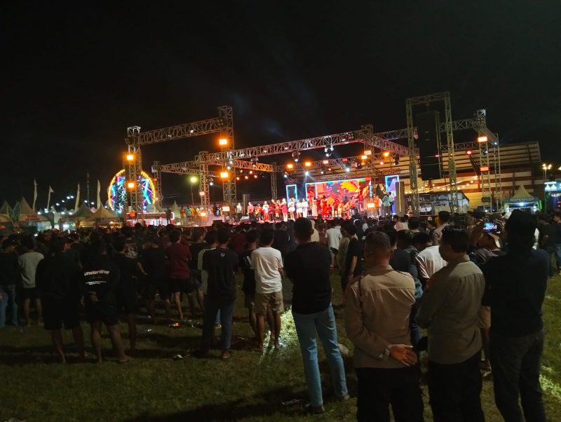 Polisi tampak sigap memantau jalannya konser Pamdas Community di Stadion A. Yani Sumenep, memastikan pesta rakyat MCF 2025 berlangsung aman dan terkendali.

