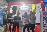 SPG cantik PT Empat Sekawan Mulia tampak sigap melayani pembeli di stand pameran Madura Culture Festival (MCF) 2025. Senyum ramah dan pelayanan interaktif membuat pengunjung betah