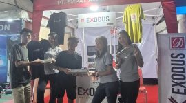 SPG cantik PT Empat Sekawan Mulia tampak sigap melayani pembeli di stand pameran Madura Culture Festival (MCF) 2025. Senyum ramah dan pelayanan interaktif membuat pengunjung betah