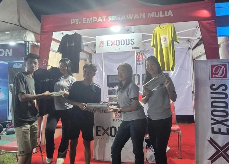 SPG cantik PT Empat Sekawan Mulia tampak sigap melayani pembeli di stand pameran Madura Culture Festival (MCF) 2025. Senyum ramah dan pelayanan interaktif membuat pengunjung betah