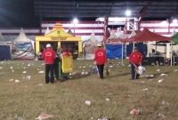 Pejihad lingkungan Sumenep tampak sigap memungut sampah di area Madura Culture Festival (MCF) 2025. Dengan seragam sederhana dan senjata sapu, mereka menjadi garda terdepan yang menjaga kebersihan di balik hingar bingar pesta rakyat.