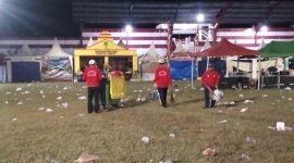 Pejihad lingkungan Sumenep tampak sigap memungut sampah di area Madura Culture Festival (MCF) 2025. Dengan seragam sederhana dan senjata sapu, mereka menjadi garda terdepan yang menjaga kebersihan di balik hingar bingar pesta rakyat.