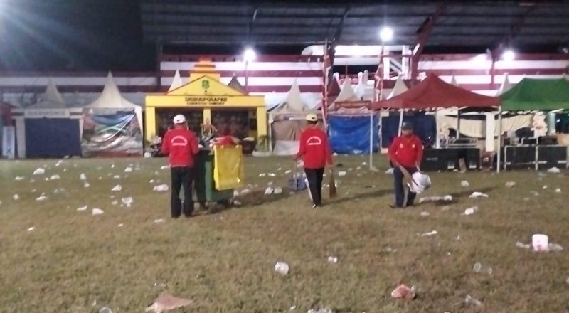 Pejihad lingkungan Sumenep tampak sigap memungut sampah di area Madura Culture Festival (MCF) 2025. Dengan seragam sederhana dan senjata sapu, mereka menjadi garda terdepan yang menjaga kebersihan di balik hingar bingar pesta rakyat.