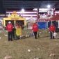 Pejihad lingkungan Sumenep tampak sigap memungut sampah di area Madura Culture Festival (MCF) 2025. Dengan seragam sederhana dan senjata sapu, mereka menjadi garda terdepan yang menjaga kebersihan di balik hingar bingar pesta rakyat.
