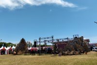 Gladi bersih dua grup musik tongtong Sumenep sebelum tampil dalam rangkaian acara MCF 2025 di Stadion A. Yani malam ini