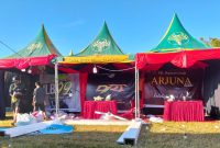 Pekerja tengah mempersiapkan dekorasi stand dengan penuh semangat