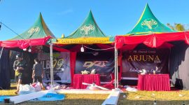 Pekerja tengah mempersiapkan dekorasi stand dengan penuh semangat