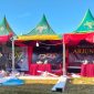 Pekerja tengah mempersiapkan dekorasi stand dengan penuh semangat