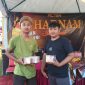 Dua pekerja PR Mulia Indah, memperlihatkan bukti produk HM Cokelat dan Rokok SKT-SKM Gharnam di stand Festival Tembakau Madura 2025. Aksi ini menegaskan kualitas dan keaslian produk lokal yang siap bersaing di pasar nasional