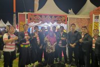drg. Ellya Fardasah M.Kes, Kepala Dinas Kesehatan P2KB Sumenep, berfoto bersama jajaran pejabat dan staf di stand Pameran Pembangunan 2025. Momen ini sekaligus menunjukkan komitmen seluruh tim Dinkes P2KB dalam menghadirkan layanan kesehatan berkualitas, edukasi masyarakat, dan inovasi unggulan bagi warga Sumenep.