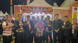 drg. Ellya Fardasah M.Kes, Kepala Dinas Kesehatan P2KB Sumenep, berfoto bersama jajaran pejabat dan staf di stand Pameran Pembangunan 2025. Momen ini sekaligus menunjukkan komitmen seluruh tim Dinkes P2KB dalam menghadirkan layanan kesehatan berkualitas, edukasi masyarakat, dan inovasi unggulan bagi warga Sumenep.
