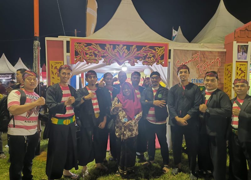 drg. Ellya Fardasah M.Kes, Kepala Dinas Kesehatan P2KB Sumenep, berfoto bersama jajaran pejabat dan staf di stand Pameran Pembangunan 2025. Momen ini sekaligus menunjukkan komitmen seluruh tim Dinkes P2KB dalam menghadirkan layanan kesehatan berkualitas, edukasi masyarakat, dan inovasi unggulan bagi warga Sumenep.
